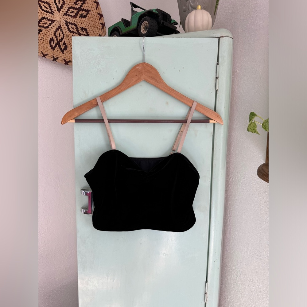 Weissman Black Velvet Camisole Crop Top, Size Medium 8/10